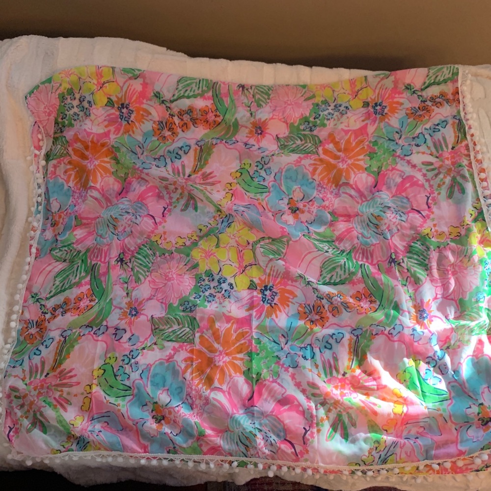 New Lilly Pulitzer Nosey Posie Scarf - Picture 3 of 3